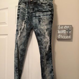 Lady size 7 skinny jean made by Almost Famous like new 1% Spandex
